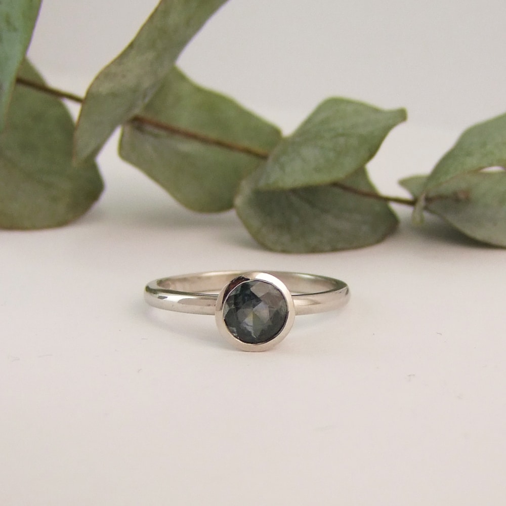 Round Platinum Teal Sapphire Ring - Image 3